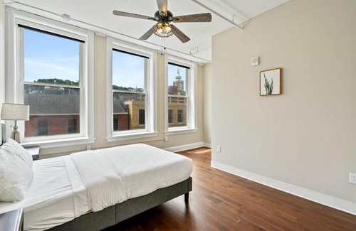South Side Flats Apartment | Modern Upscale 1BR Apartment in Carson by Stay Gia