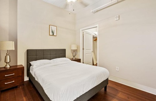 South Side Flats Apartment | Modern Upscale 2BR Apartment on Carson Stay Gia