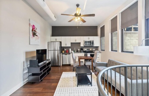 South Side Flats Apartment | Modern Upscale 2BR Apartment on Carson Stay Gia