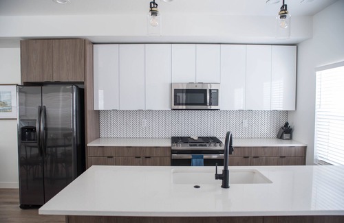 Bountiful House | Modern Urban Townhouse with High Speed Internet