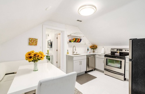 Near East Columbus House | Modern Urban Walk-Up near Downtown!