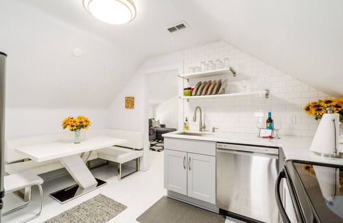 Near East Columbus House | Modern Urban Walk-Up near Downtown!
