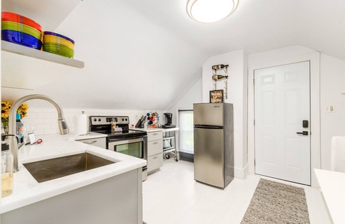 Near East Columbus House | Modern Urban Walk-Up near Downtown!
