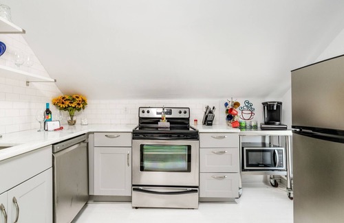 Near East Columbus House | Modern Urban Walk-Up near Downtown!