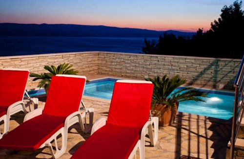 Omis Apartment | Modern vacation apartment with pool and sea view