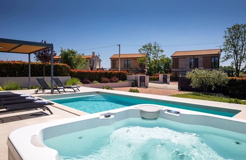 Kadumi Villa | Modern villa Albona with pool and jacuzzi in Porec