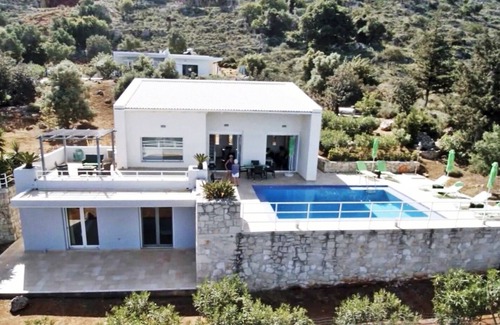Kampia Villa | Modern villa for 1 to 6 people, private pool, beautiful sea and mountain views