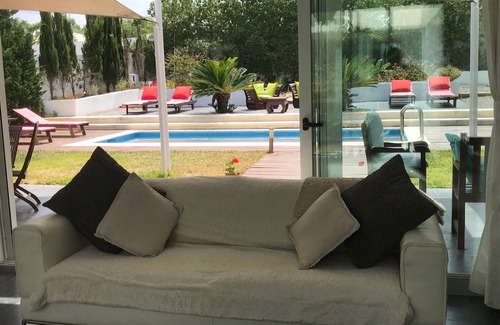San Antonio Bay Villa | Modern Villa, GreatLocation 100m to Sea/Beach, Private Pool+Garden, WIFI