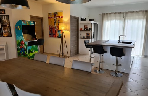 Les Matelles House | Modern villa in a medieval village near Montpellier and sea
