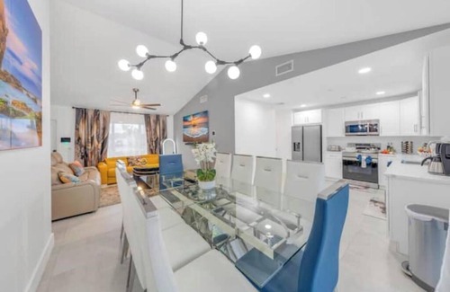 Pembroke Pines Villa | Modern Villa w/Heated Pool & Spa