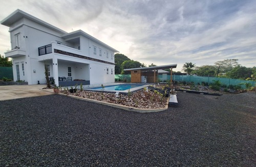 Apia Villa | Modern villa with an elevated landscape overlooking the Ocean.n7 min to Apia
