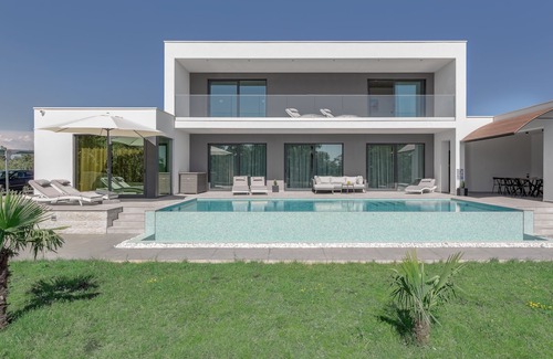 Stokovci Villa | Modern villa with infinity pool, playing field and free e-charging station