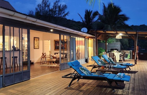 French Polynesia Villa | Modern villa with pool by the sea on the island of Moorea