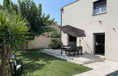Lattes Villa | Modern villa with pool close to the beach