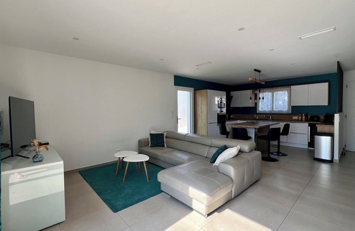 Serignan Villa | Modern villa with pool near beach and freeway