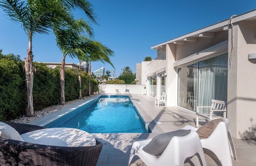 Herzliya Pituach House | Modern Villa with pool next the Beach