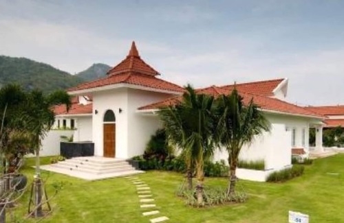 Nong Kae Villa | Modern villa with private pool near golf course