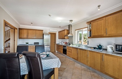Tavira House | Modern villa with swimming pool located in a beautiful valley in Tavira.