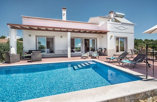 Tavira House | Modern villa with swimming pool located in a beautiful valley in Tavira.