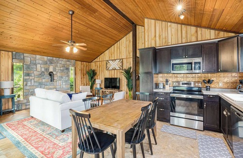 Berkeley Springs Ski Chalet | Modern w Mountain Views, Hot Tub, Deck & Fire Pit