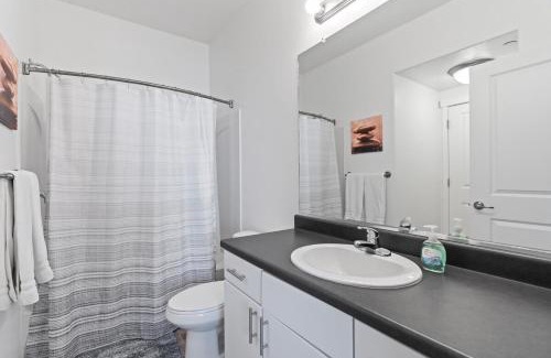 Draper House | Modern W Pool, Gym, HotTub, Golf, Pet Friendly