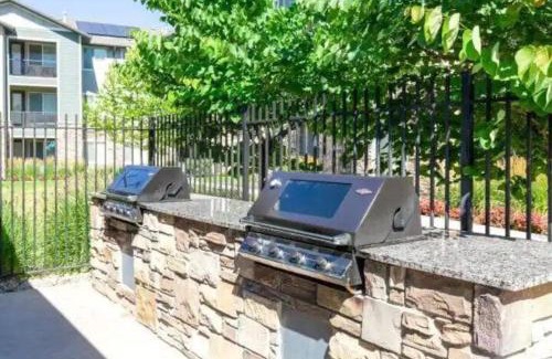 Draper House | Modern W Pool, Gym, HotTub, Golf, Pet Friendly