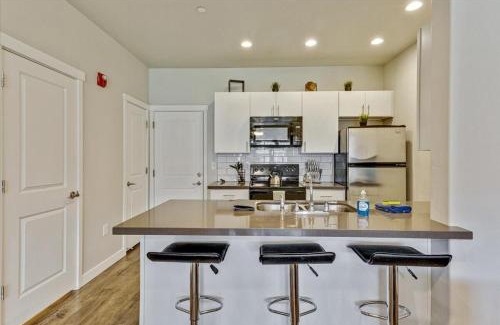 Draper House | Modern W Pool, Gym, HotTub, Golf, Pet Friendly