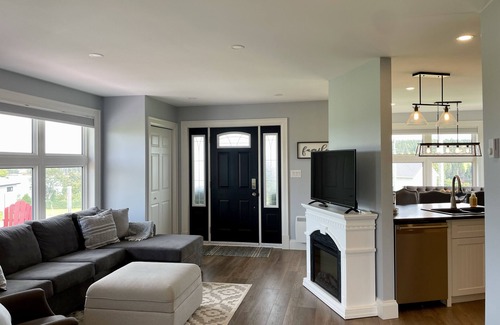 Stanley Bridge House | Modern Water-View Cottage with A/C