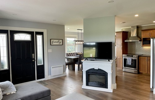 Stanley Bridge House | Modern Water-View Cottage with A/C