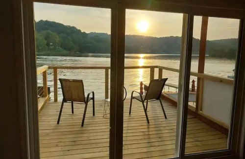 Waverly Apartment | Modern Waterfront Apt Lake White