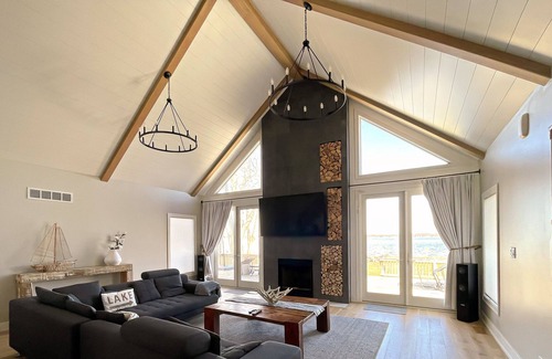Bass Lake House | Modern Waterfront Lakehouse/1H Notre Dame/2H Chicago