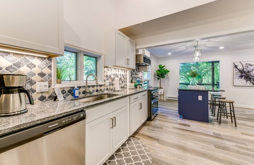 Hemphill Heights Cabin | Modern Waynesville Cabin ~ 9 Mi to Lake Junaluska!