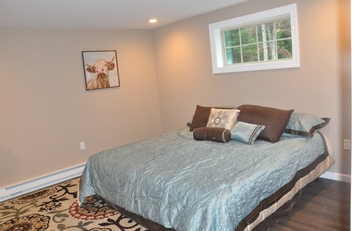 Cresco House | "Modern Yet Country" Wiener Dog Barn Apt Near Attractions