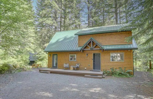 Rhododendron House | Modern ZigZag Basecamp - Hot Tub + Pups Welcome!