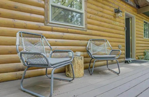 Rhododendron House | Modern ZigZag Basecamp - Hot Tub + Pups Welcome!