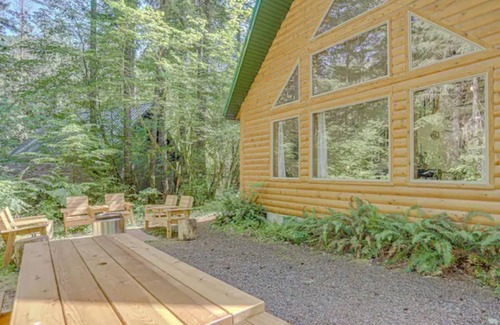 Rhododendron House | Modern ZigZag Basecamp - Hot Tub + Pups Welcome!