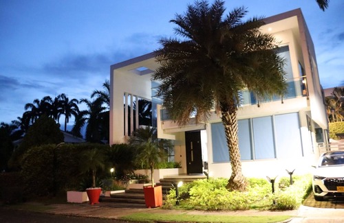 Melgar House | Moderna y Hermosa Casaquinta, en Lujoso Condominio