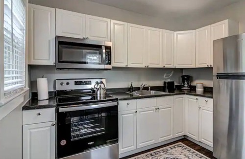 Greensboro Apartment | Modern☆Cheerful 2 Bedroom☆Minutes to Downtown