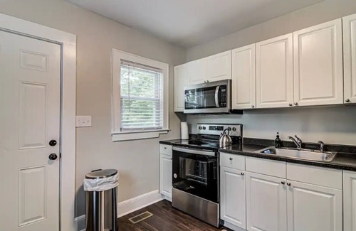 Greensboro Apartment | Modern☆Cheerful 2 Bedroom☆Minutes to Downtown