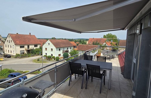 Gunzenhausen Apartment | Moderne 3 Zimmer Wohnung Panorama mit Großem Balkon für 4P. + Wifi und Parkplatz