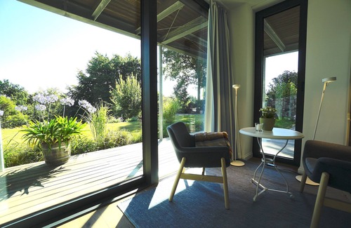 Eckernfoerde Apartment | Moderne Ferienwohnung in Ruhiger, Grüner Lage von Eckernförde