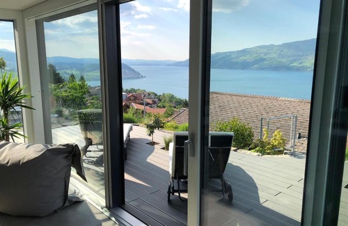 Krattigen Apartment | Moderne Unterkunft mit Panoramablick auf Thunersee