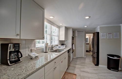 East Point House | ModernHome w/HotTub,BBQ,SUMMER:Pool-Close To Airport&Downtown & Monthly Discount