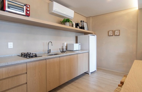 Sambaqui Apartment | Modernidade com banheira e vista para o mar TJ1437