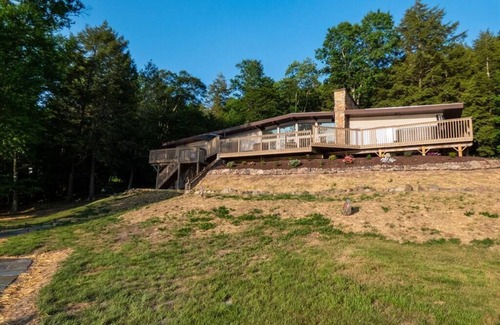 Monticello House | Modernist Lakefront Sojourn