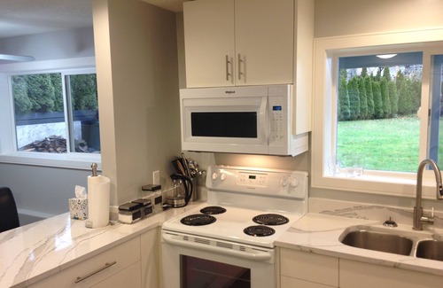 Sidney House | Modernized 1 Bedroom suite close to downtown Sidney