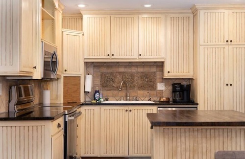 Siluria House | Modernized home - Ready for your family! 3 bedroom/2bathrooms, NO STAIRS
