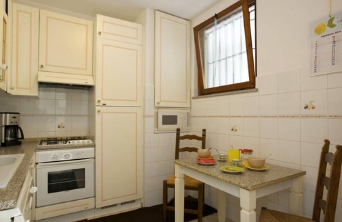 Cannobio Apartment | Modernly furnished 2½ room apartment with parking space and garage in the old town