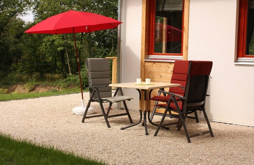 Szolad Villa | Modernly furnished, detached basement villa with spacious garden. Three bedrooms, two bathrooms.