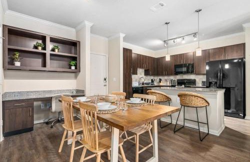 Lazybrook/Timbergrove Apartment | Modish King Bed w/Pool & Gym